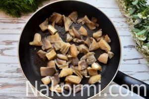Молодой картофель с грибами на сковороде