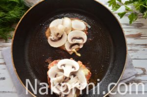 Свиная отбивная с грибами и сыром на сковороде