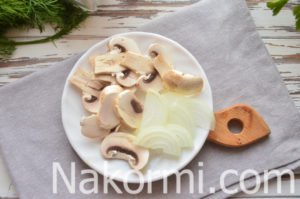 Свиная отбивная с грибами и сыром на сковороде